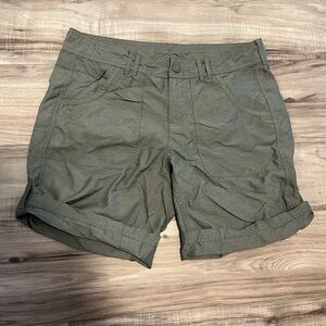 The North Face Shorts Green Women Size 8 Athletic Summer Spring Breakable
